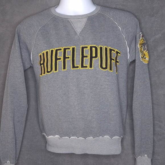 Universal Studios Hufflepuff Sweatshirt XS Harry Potter Crew Neck Embroidered - Picture 1 of 6